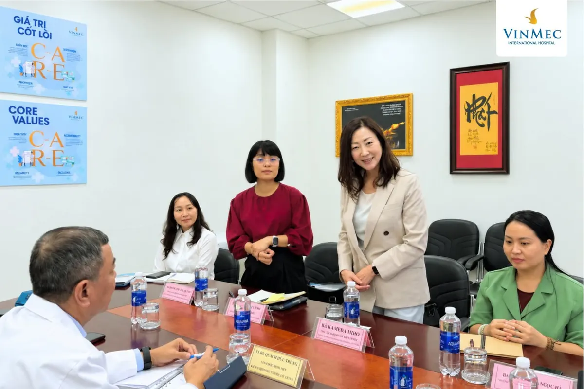 Đại diện Kameda trao đổi với lãnh đạo và các đồng nghiệp Vinmec Đà Nẵng.